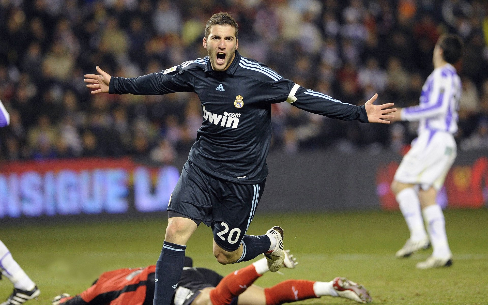 开云体育视频直播-新王当立,配角耀眼,当红牛碾过银箭的骄傲,周冠宇踩下油门